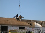 屋根のパネルを固定しています